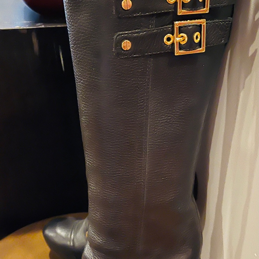 Rare!! Tory Burch pebbled leather lug buckle boots